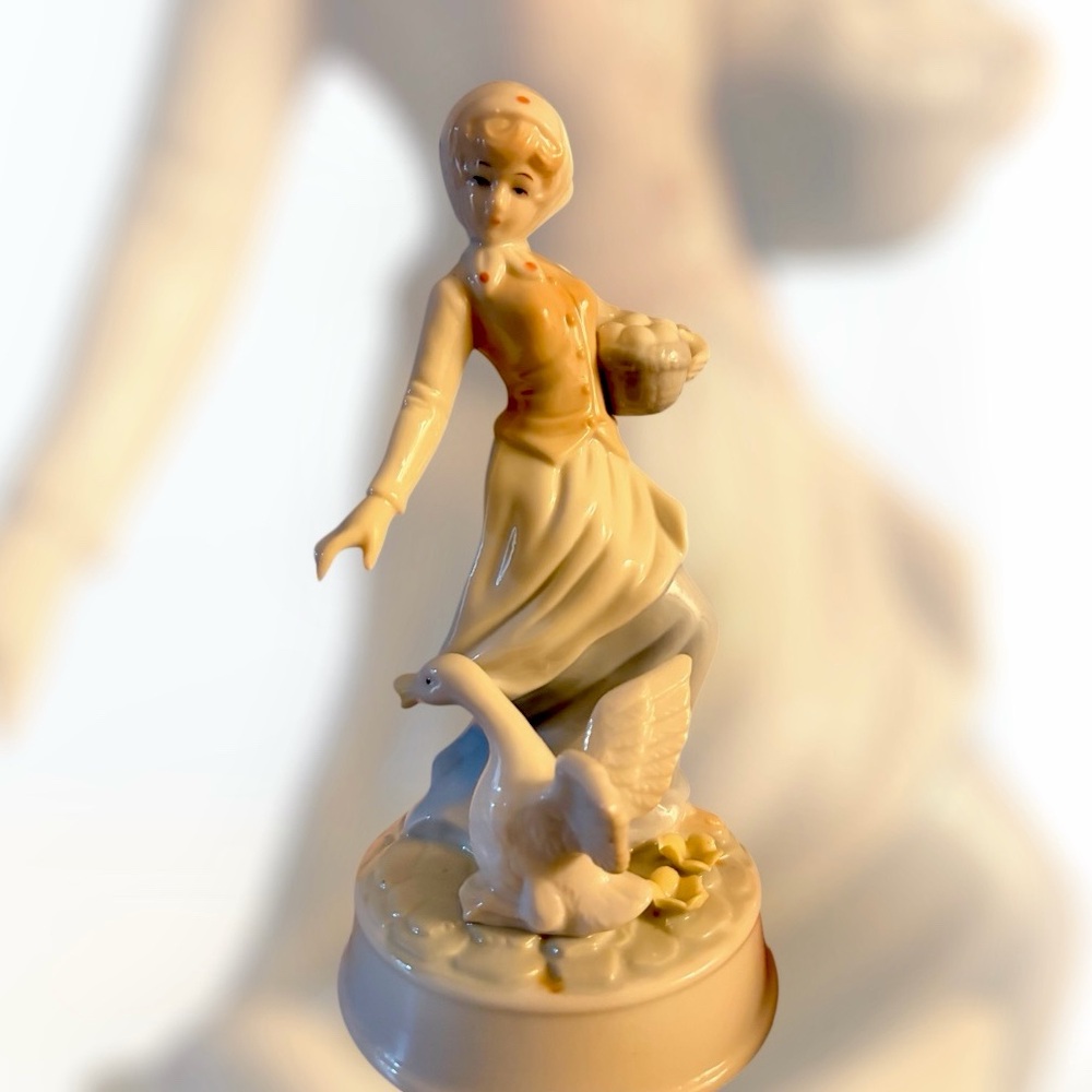 Vintage Enesco fine porcelain Music Box Plays Song “FEELINGS” Old Days Girl Duck